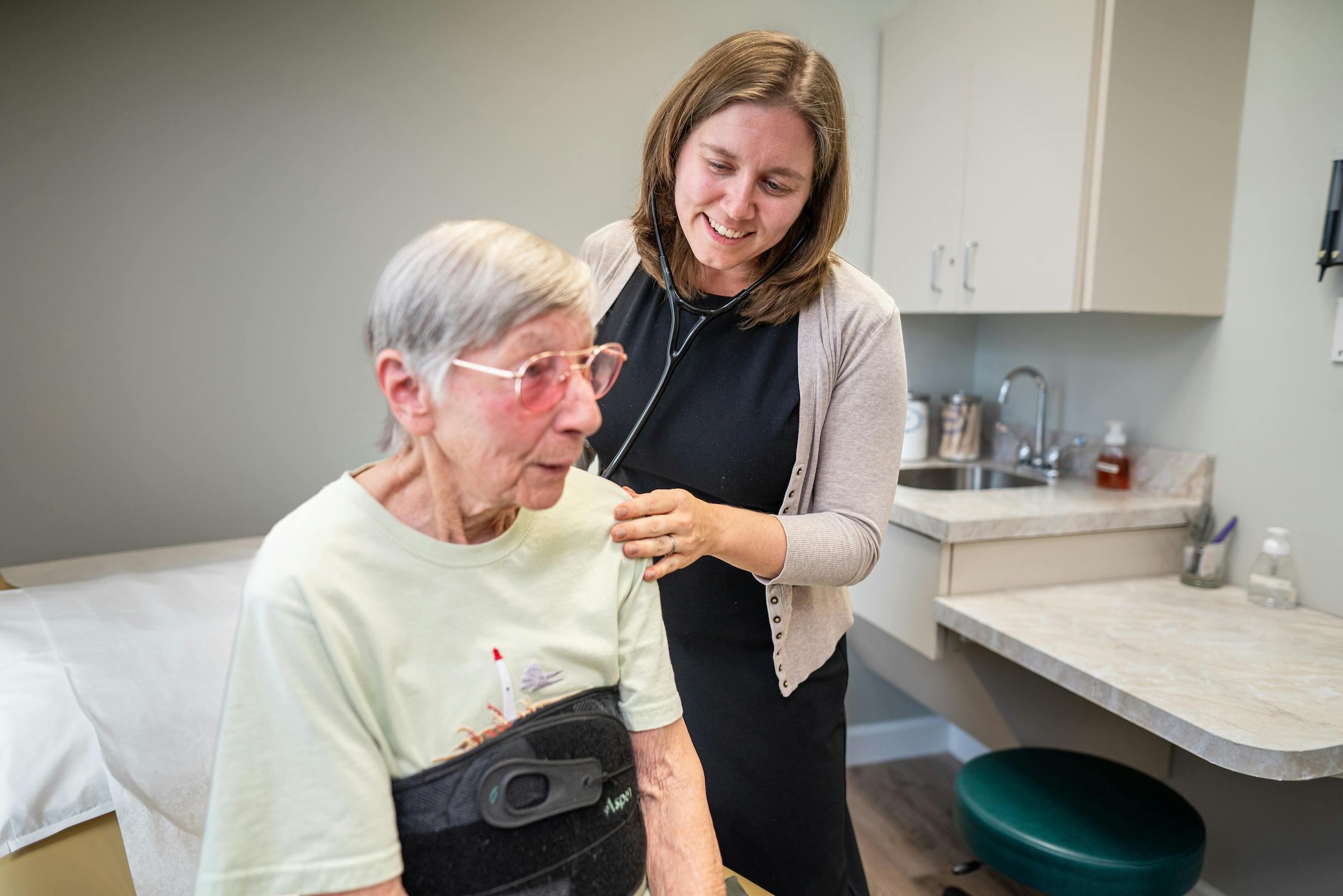 Katelin M. Haley, D.O., of Atlantic Adult & Pediatric Medicine in Lewes, Delaware, evaluates a patient. Dr. Haley partners with Aledade to practice value-based care. Source: Aledade